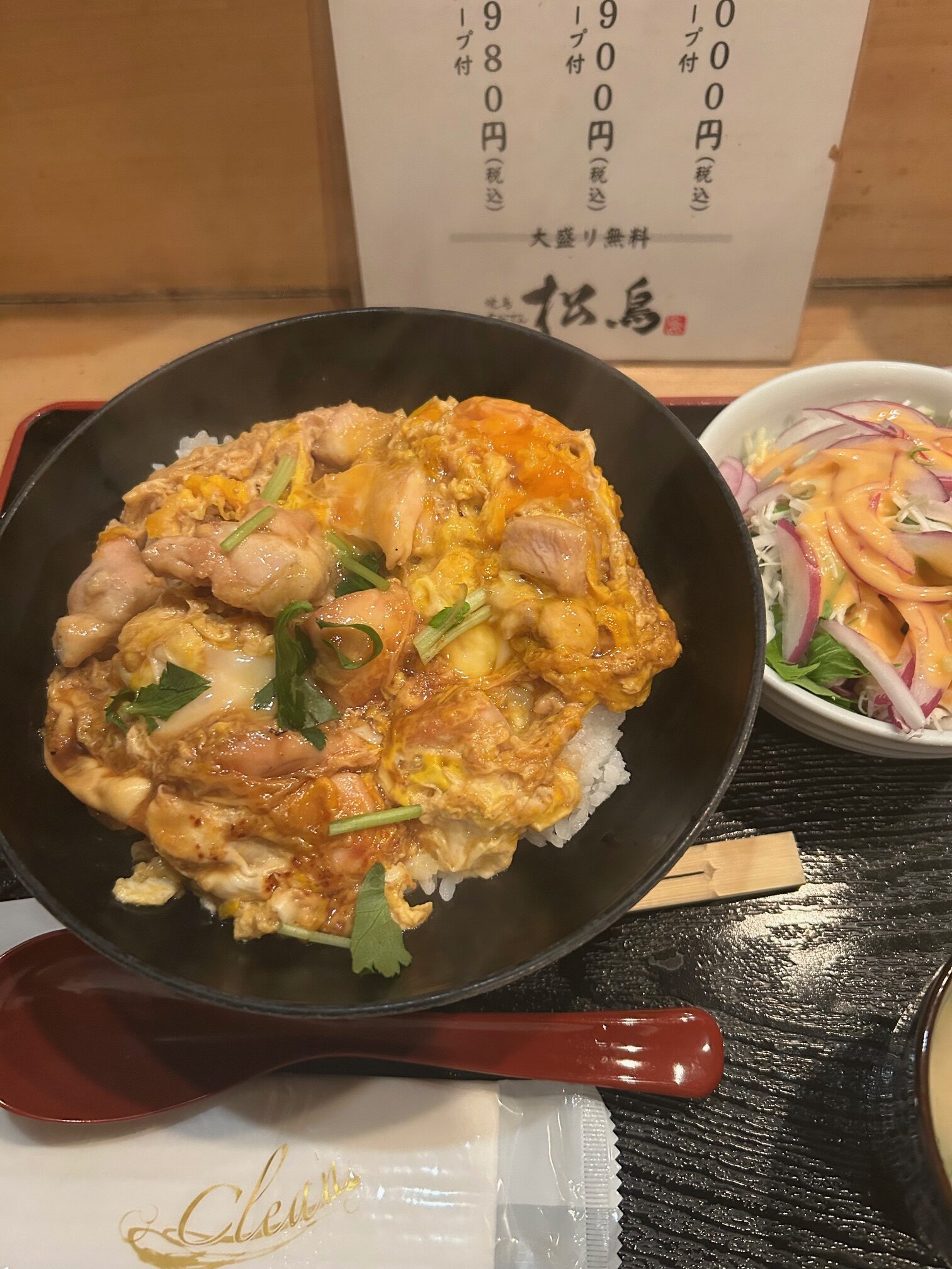 看板メニュー「親子丼」は必食！